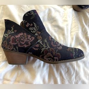Navy floral-patterned ankle boot